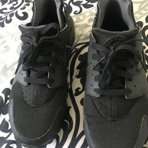 7 YOUTH Nike Rosche shoes